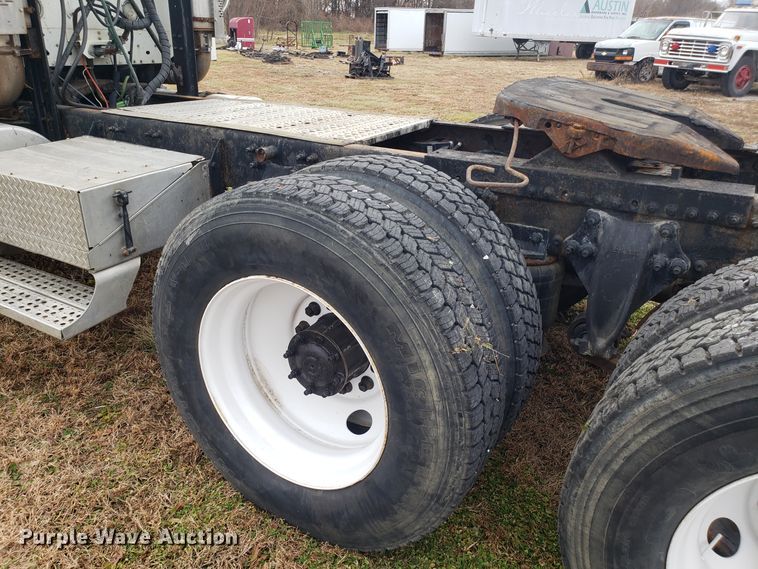 image for item FW9591 2004 Freightliner Columbia semi truck