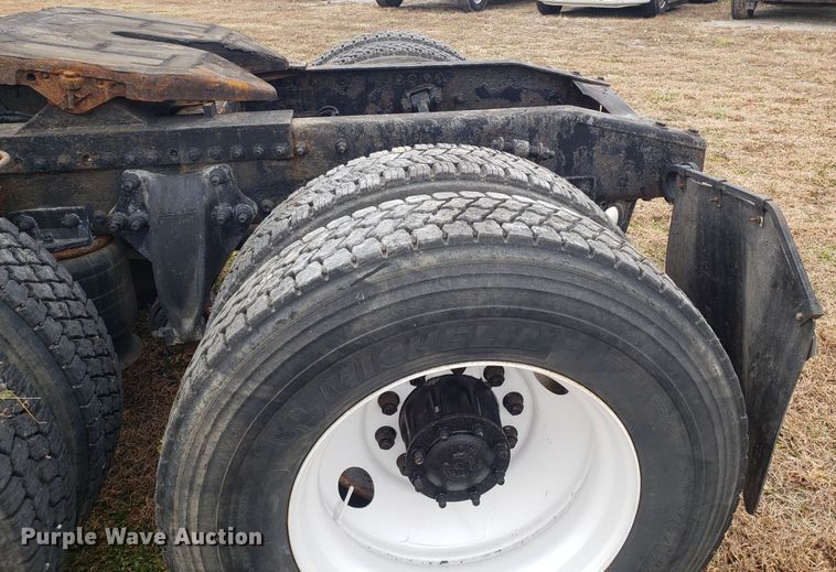 image for item FW9591 2004 Freightliner Columbia semi truck