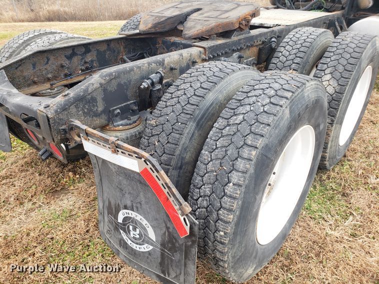 image for item FW9591 2004 Freightliner Columbia semi truck