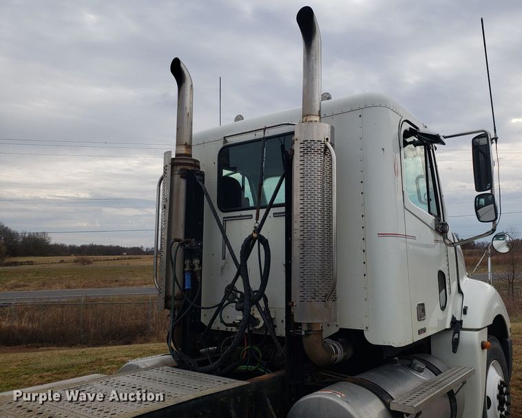 image for item FW9591 2004 Freightliner Columbia semi truck