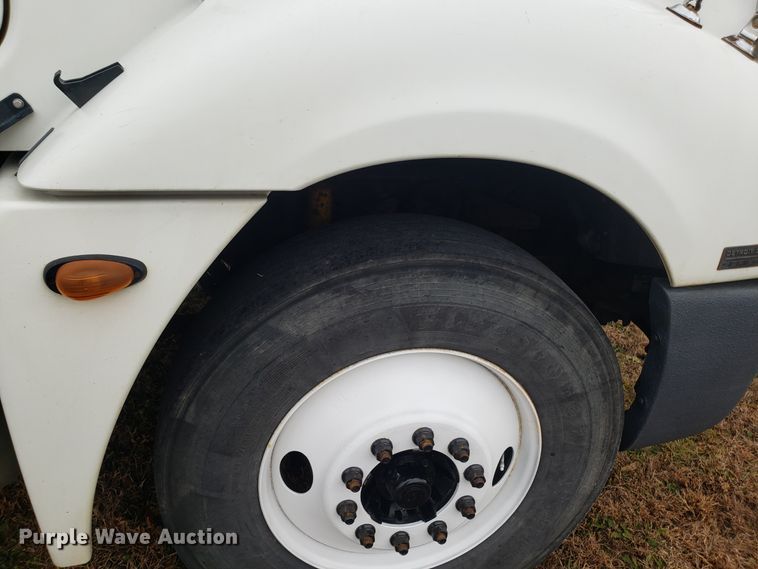 image for item FW9591 2004 Freightliner Columbia semi truck