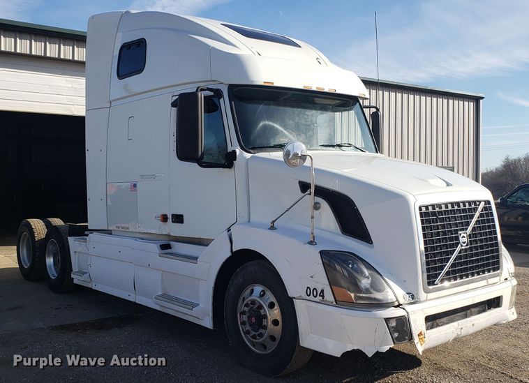 image for item GA9316 2007 Volvo VN semi truck