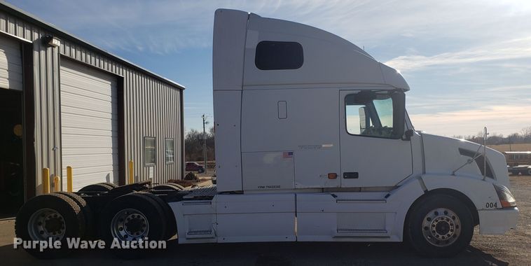 image for item GA9316 2007 Volvo VN semi truck