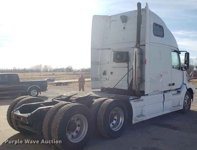 image for item GA9316 2007 Volvo VN semi truck