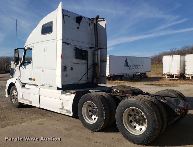 image for item GA9316 2007 Volvo VN semi truck