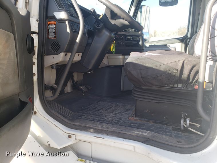 image for item GA9316 2007 Volvo VN semi truck