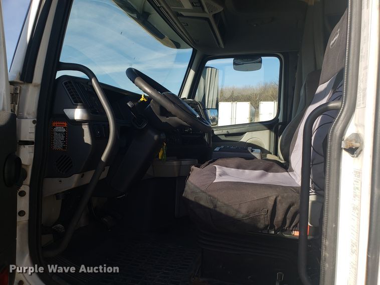 image for item GA9316 2007 Volvo VN semi truck