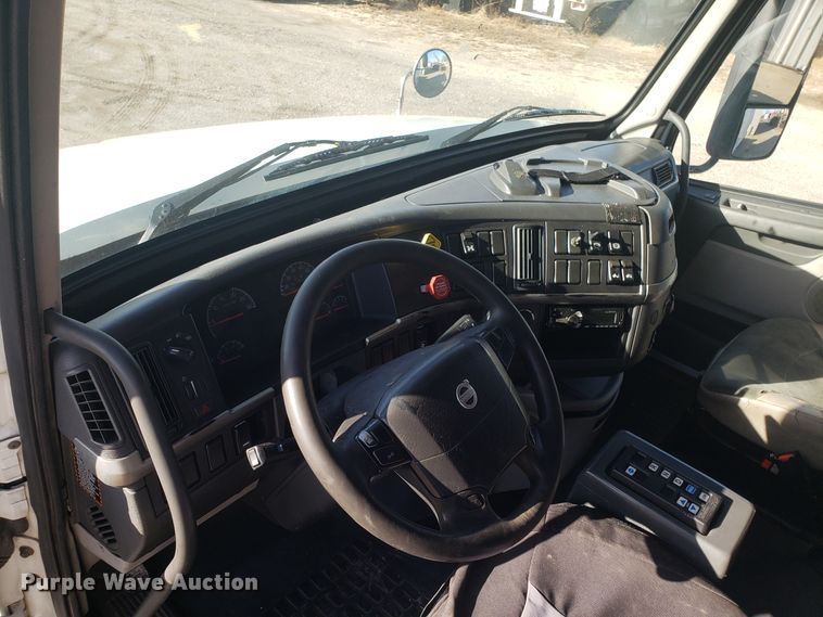 image for item GA9316 2007 Volvo VN semi truck