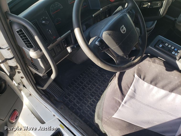 image for item GA9316 2007 Volvo VN semi truck