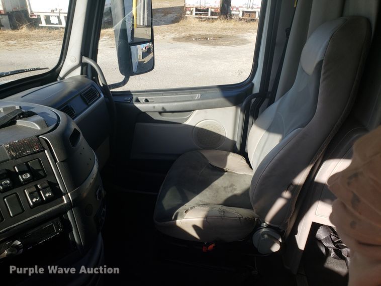 image for item GA9316 2007 Volvo VN semi truck