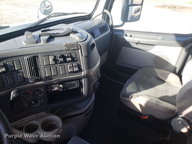 image for item GA9316 2007 Volvo VN semi truck