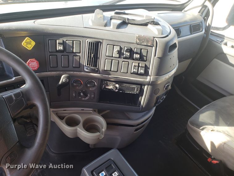 image for item GA9316 2007 Volvo VN semi truck