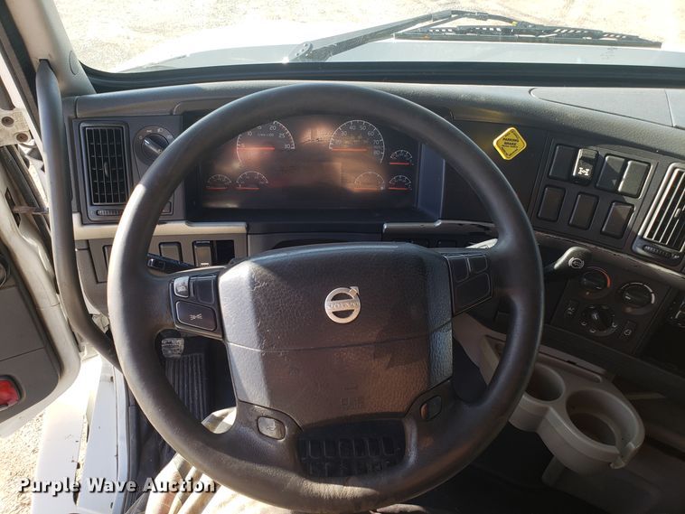 image for item GA9316 2007 Volvo VN semi truck