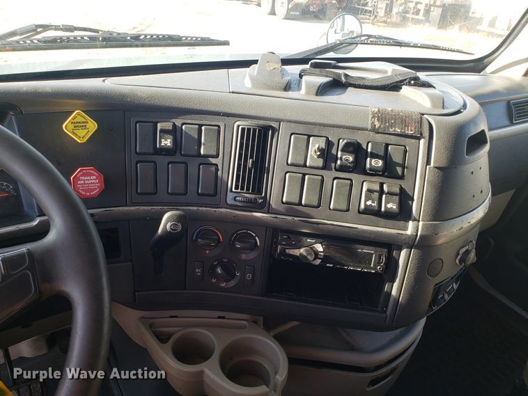 image for item GA9316 2007 Volvo VN semi truck