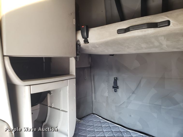 image for item GA9316 2007 Volvo VN semi truck