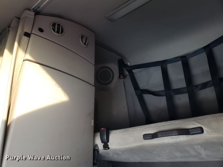 image for item GA9316 2007 Volvo VN semi truck