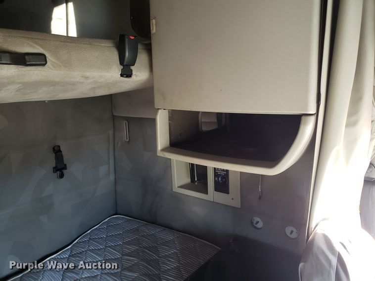 image for item GA9316 2007 Volvo VN semi truck