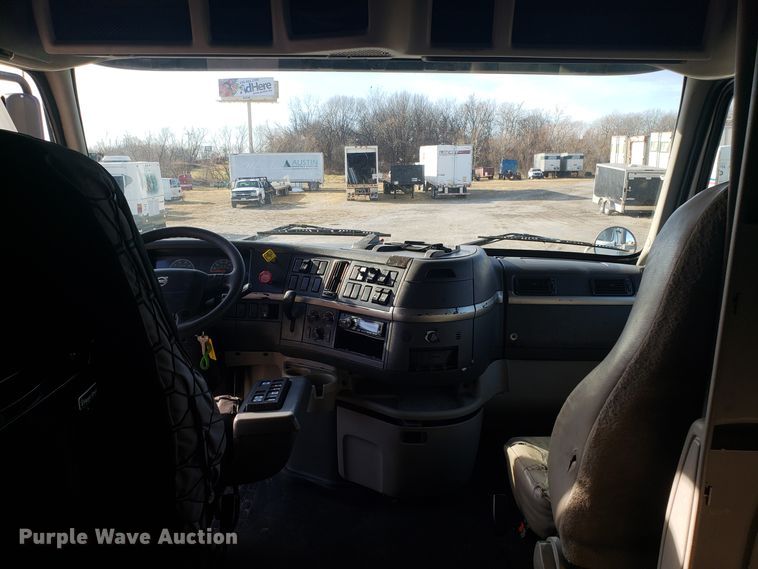 image for item GA9316 2007 Volvo VN semi truck