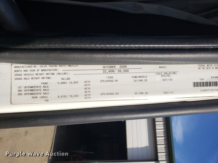 image for item GA9316 2007 Volvo VN semi truck