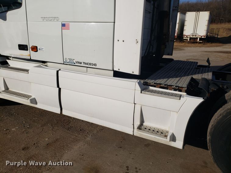 image for item GA9316 2007 Volvo VN semi truck