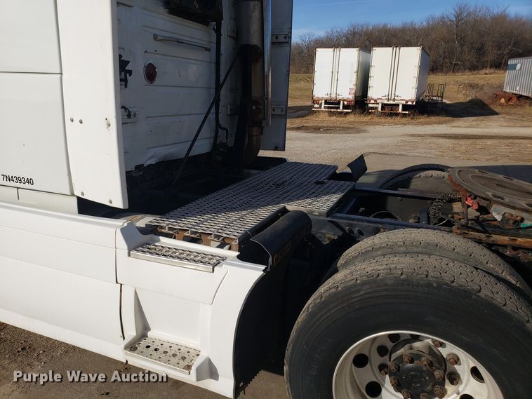 image for item GA9316 2007 Volvo VN semi truck