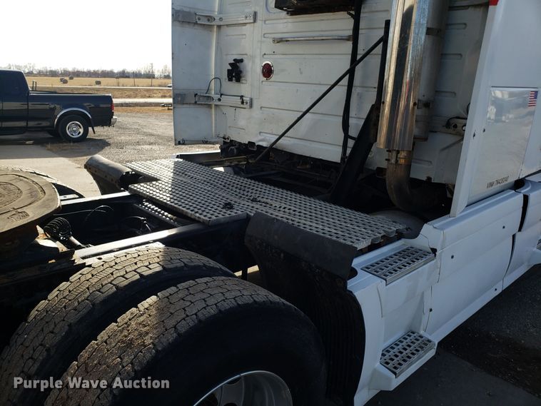 image for item GA9316 2007 Volvo VN semi truck