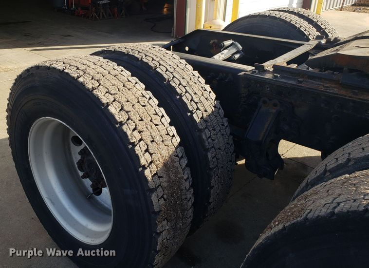 image for item GA9316 2007 Volvo VN semi truck