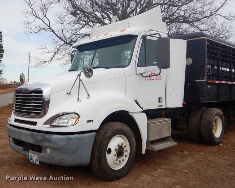 image for item GB9526 2007 Freightliner Columbia semi truck