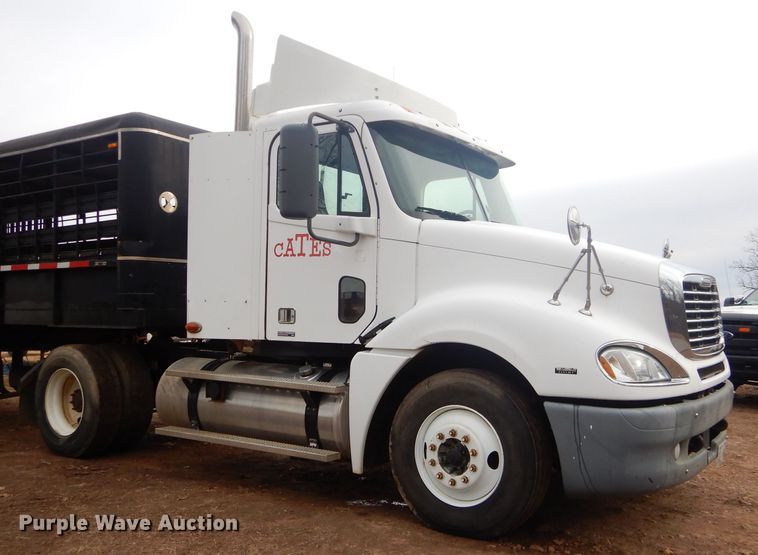 image for item GB9526 2007 Freightliner Columbia semi truck