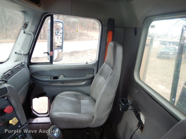 image for item GB9526 2007 Freightliner Columbia semi truck