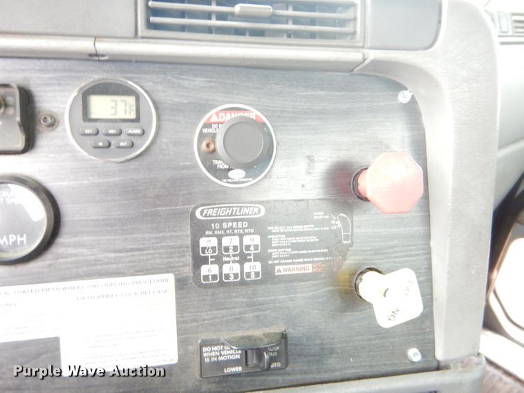 image for item GB9526 2007 Freightliner Columbia semi truck