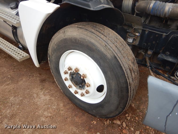 image for item GB9526 2007 Freightliner Columbia semi truck