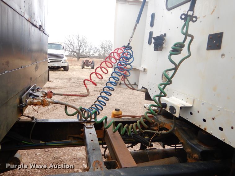 image for item GB9526 2007 Freightliner Columbia semi truck