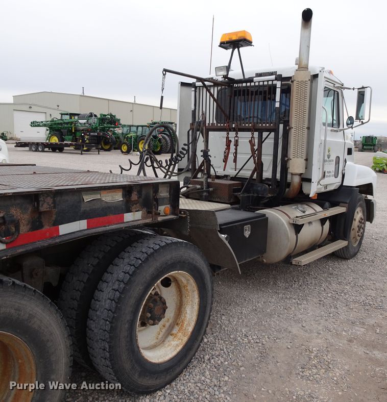 image for item GC9128 1993 Mack CH613 semi truck