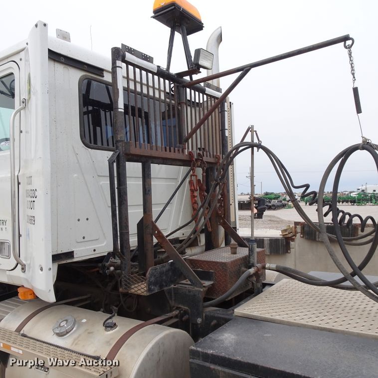 image for item GC9128 1993 Mack CH613 semi truck