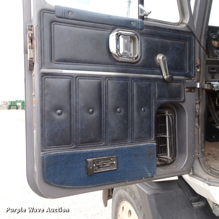 image for item GC9128 1993 Mack CH613 semi truck