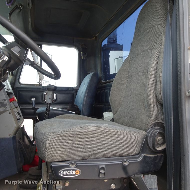 image for item GC9128 1993 Mack CH613 semi truck