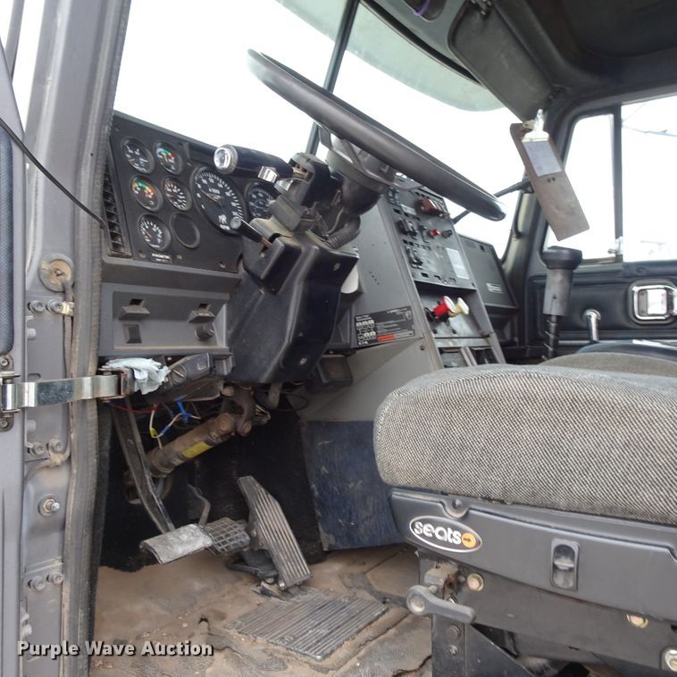 image for item GC9128 1993 Mack CH613 semi truck