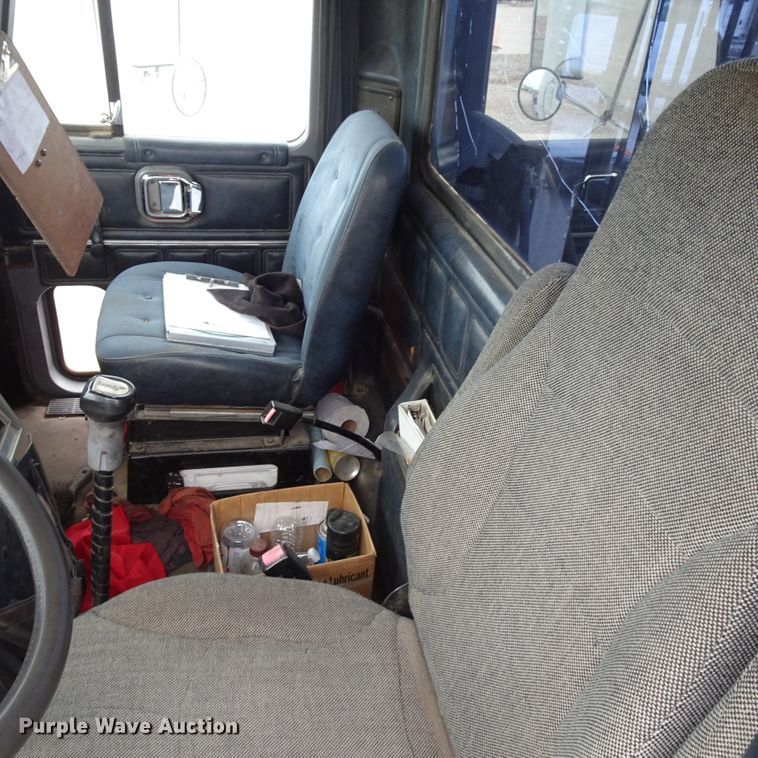 image for item GC9128 1993 Mack CH613 semi truck