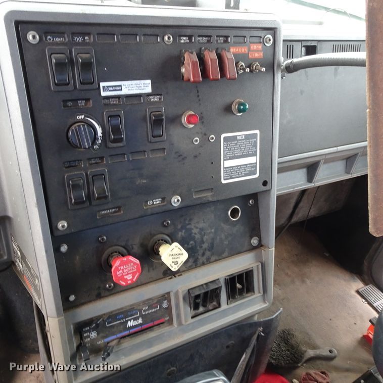 image for item GC9128 1993 Mack CH613 semi truck