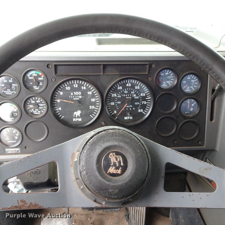 image for item GC9128 1993 Mack CH613 semi truck