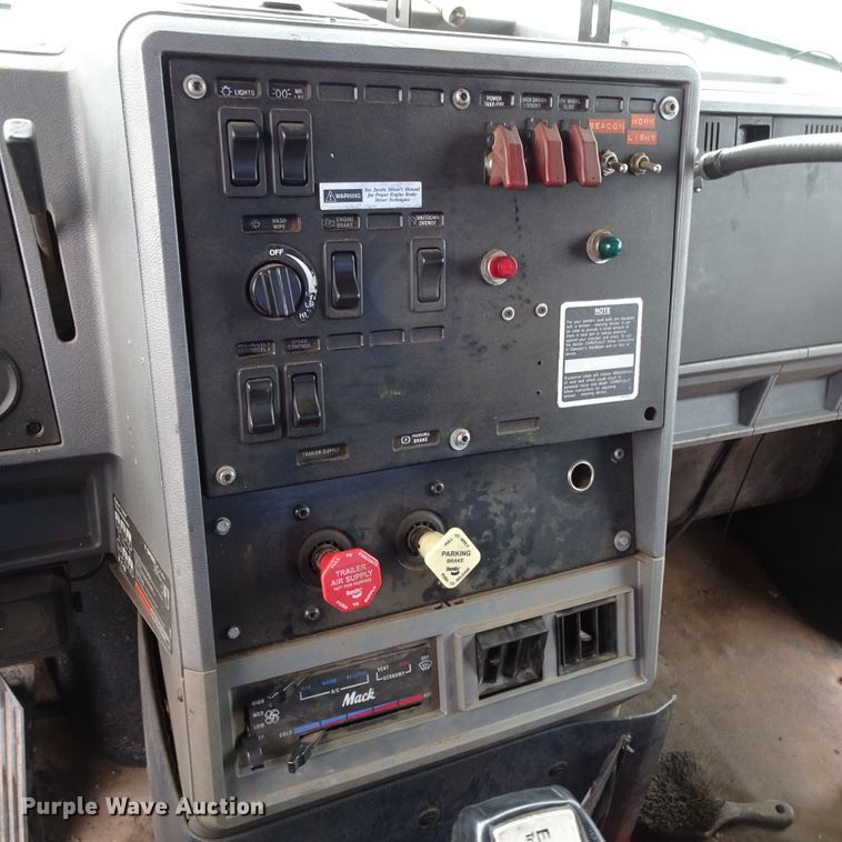 image for item GC9128 1993 Mack CH613 semi truck