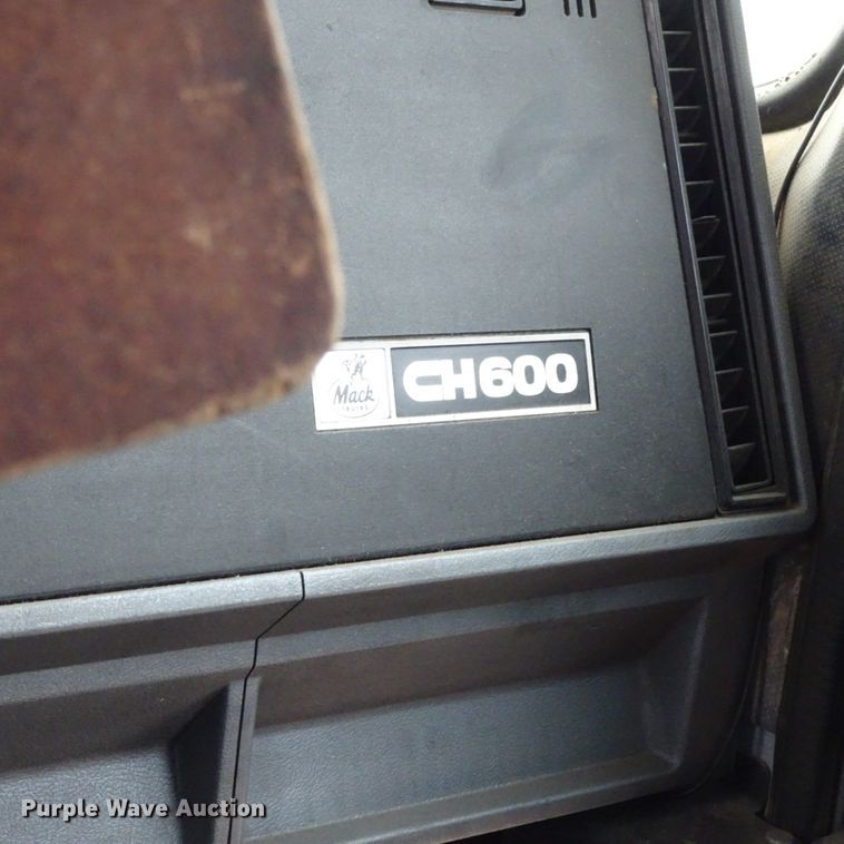 image for item GC9128 1993 Mack CH613 semi truck
