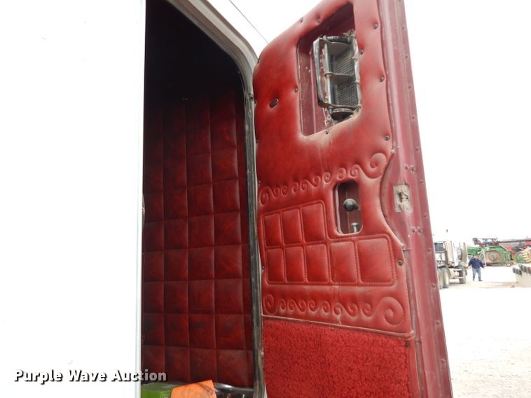 image for item GC9130 1985 Peterbilt 359 semi truck