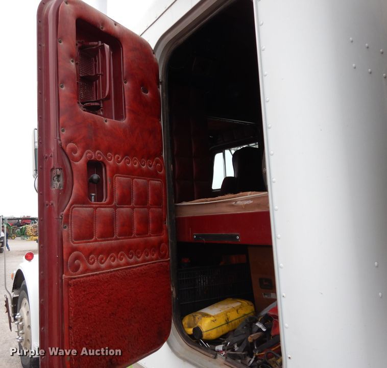 image for item GC9130 1985 Peterbilt 359 semi truck