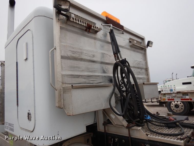 image for item GC9130 1985 Peterbilt 359 semi truck