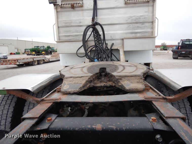 image for item GC9130 1985 Peterbilt 359 semi truck