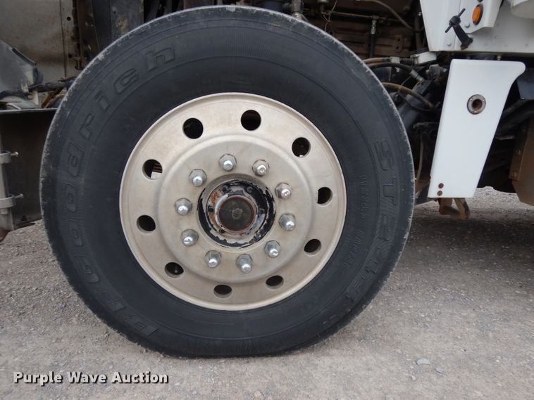 image for item GC9130 1985 Peterbilt 359 semi truck