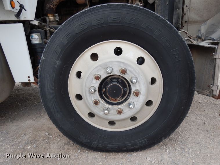 image for item GC9130 1985 Peterbilt 359 semi truck