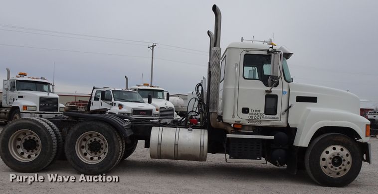 image for item GC9134 2008 Mack CH613 semi truck